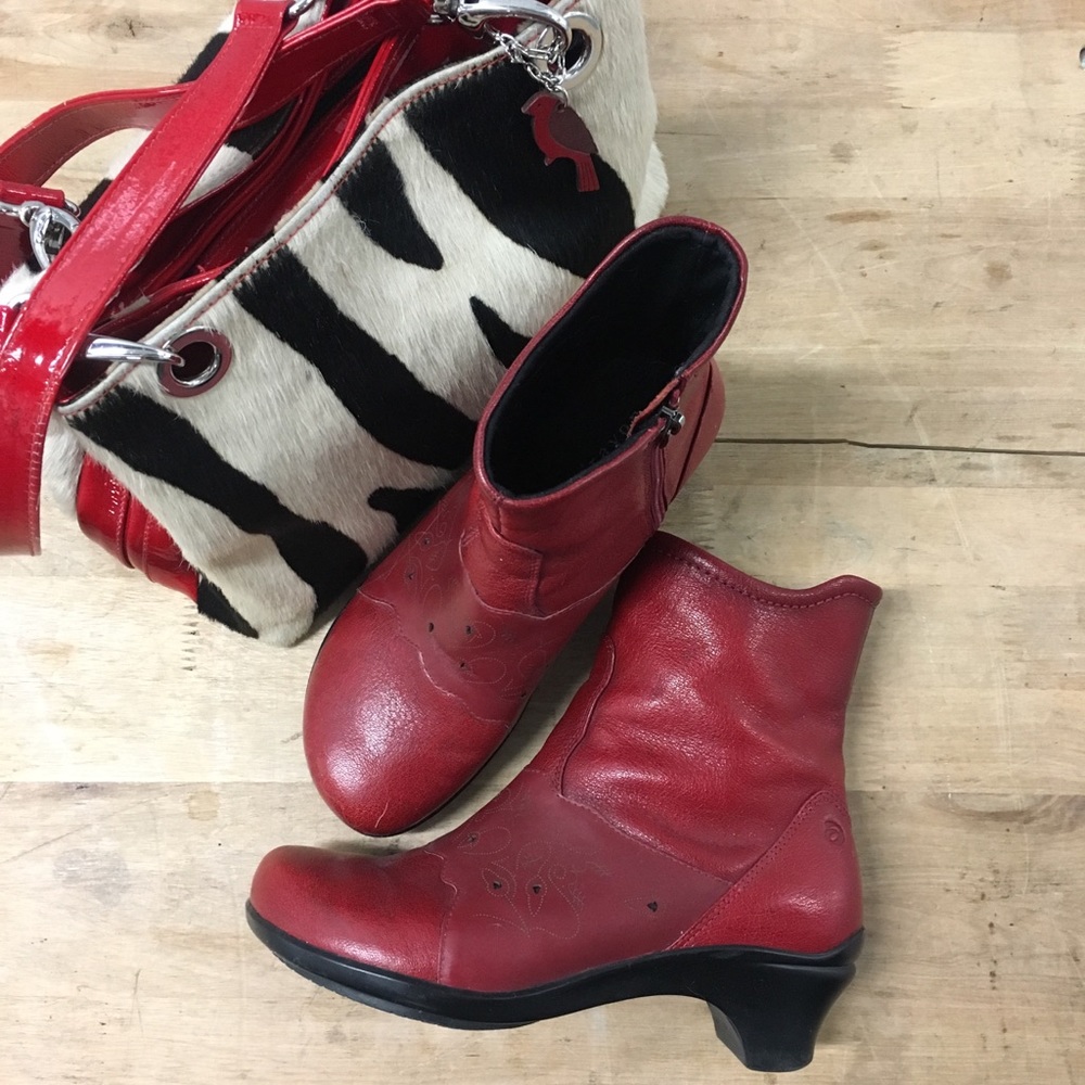 ARAVON/Boots